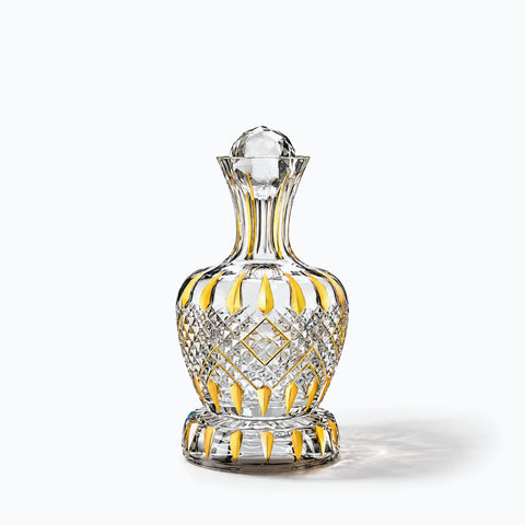 Ancienne Carafe à Vin Gold Ambré Chaconne, avec son ombre portée, sur fond blanc