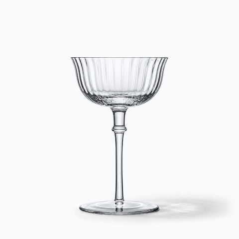 Beau Verre à Cocktail, avec son ombre portée, sur fond blanc