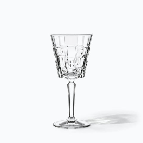 Jolie Verre à Vin, avec son ombre portée, sur fond blanc