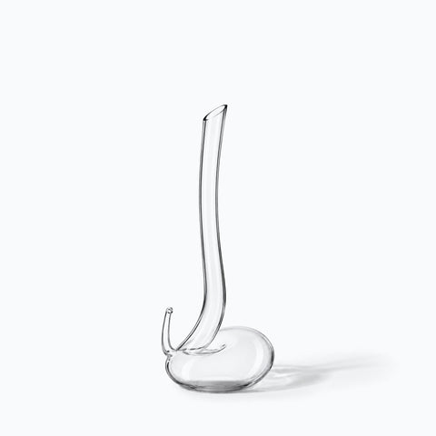 Carafe à décanter le Vin Design Glissando, avec son ombre portée, sur fond blanc