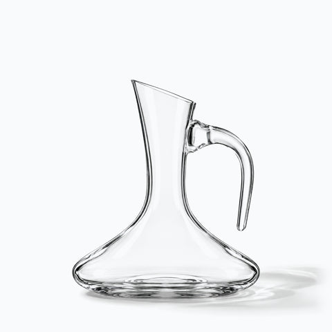 Carafe à Décanter Vin Rouge Tarentelle, avec son ombre portée, sur fond blanc