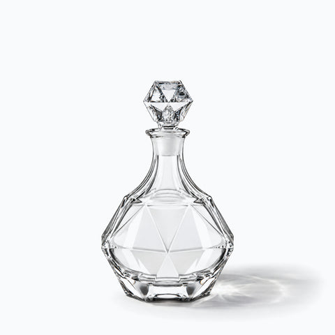Ancienne Carafe à Liqueur Améthyste, avec son ombre portée, sur fond blanc