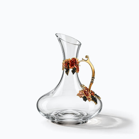 Ancienne carafe à vin en Forme aiguière Vintara, avec son ombre portée, sur fond blanc