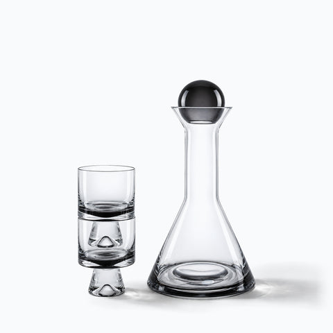 Carafe d'eau Cristal Perlaqua, avec son ombre portée, sur fond blanc