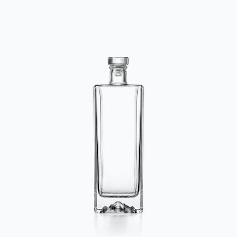 Carafe d'eau en Verre avec Bouchon Embrun, sur fond blanc