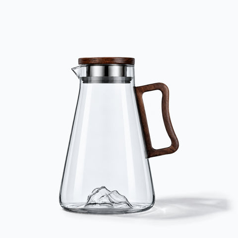 Carafe D'Eau en Verre Design Marquise, avec son ombre portée, sur fond blanc