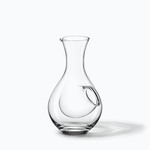 Carafe à Vin avec Glaçon Iceberg, avec son ombre portée, sur fond blanc