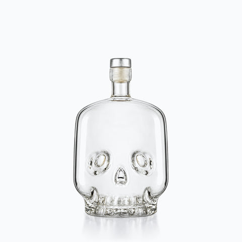 Carafe à Whisky Tête de Mort Memento Mori, sur fond blanc