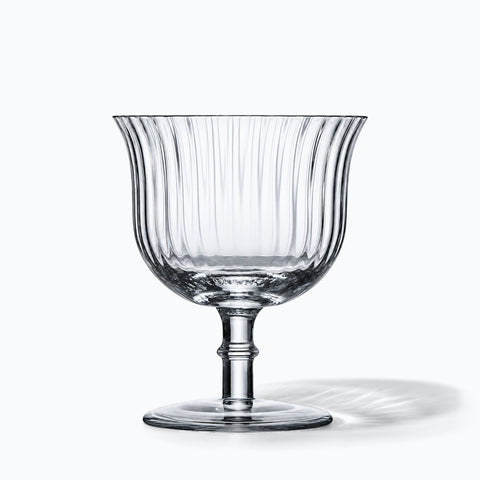 Coupe à cocktail Arpeggio côtelée à pied court, seule sur fond blanc avec ombre portée