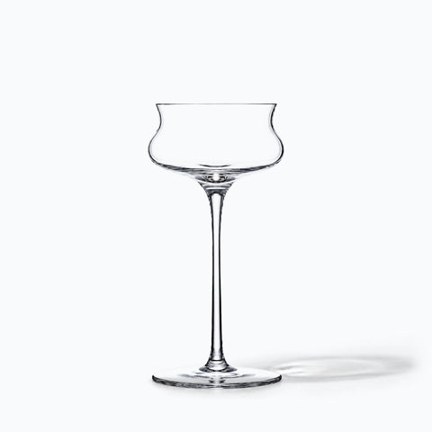 Coupe à cocktail ondulée Volute seule sur fond blanc, ombre portée