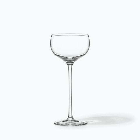 Coupe à cocktail Nacelle seule sur fond blanc, ombre portée