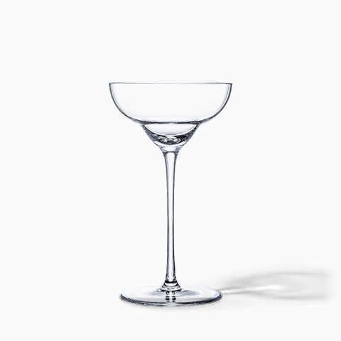 Coupe à margarita Nénuphar seule sur fond blanc, ombre portée
