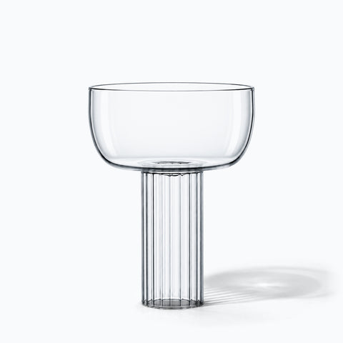La coupe champagne cocktail Colonne seule sur fond blanc, avec son ombre portée