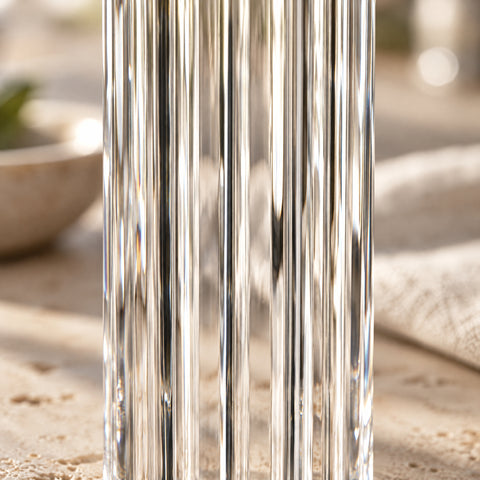 Gros plan sur le pied cannelé de la coupe champagne cocktail Colonne, côtes arrondies lumineuses et creux plus sombres