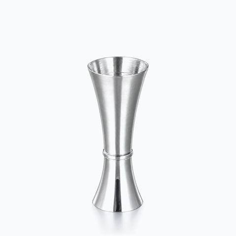 Doseur alcool inox double cône en acier poli brillant, taille annelée, fond clair