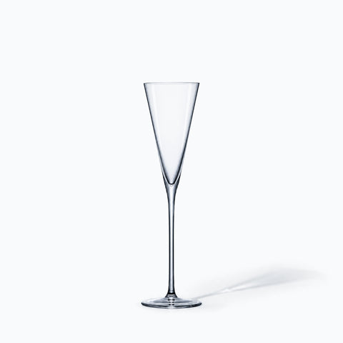 La flûte à champagne Trompette seule sur fond blanc, avec son ombre portée
