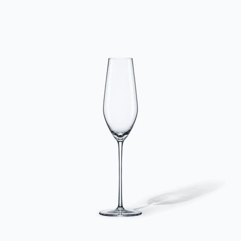 Flûte à champagne Roseau transparente, calice étroit et jambe fine, seule sur fond blanc avec ombre portée
