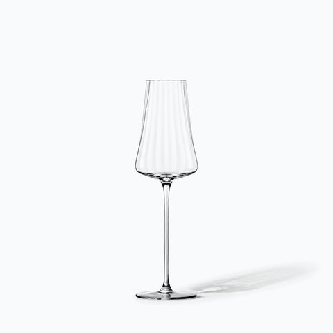 Flûte à champagne Nervure en cristal côtelé seule sur fond blanc, ombre portée