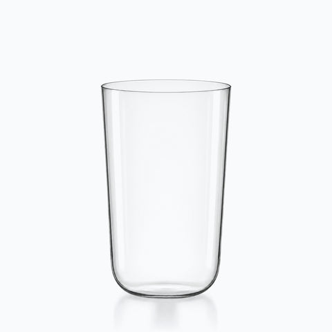 Grand verre à café en cristallin incolore, vu de face sur fond clair, parois droites resserrées vers le bas arrondi.