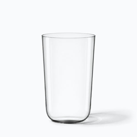 Grand verre à café Margelle, haut et lisse, seul sur fond blanc avec ombre portée