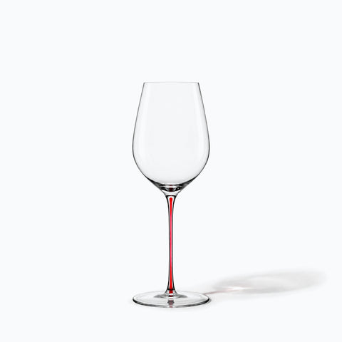 Le grand verre à vin rouge Vocalise seul sur fond blanc, ombre portée