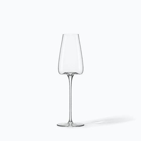 Flûte à champagne Soprano en cristal, seule sur fond blanc avec son ombre portée
