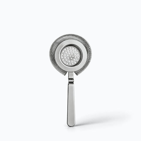 La passoire Hawthorne Vrille en inox poli, seule sur fond blanc avec son ombre portée