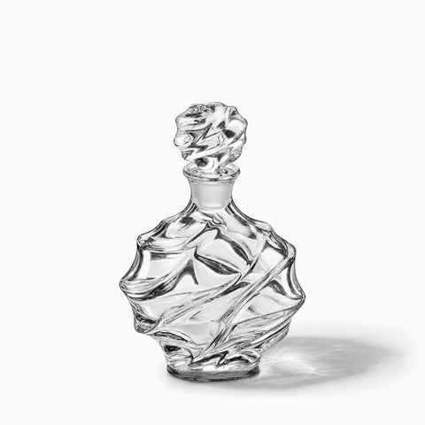 Petite Carafe Ancienne Emeraude, avec son ombre portée, sur fond blanc