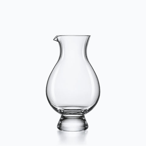 Petite carafe en verre transparent à panse ovoïde, bec verseur pincé et pied court
