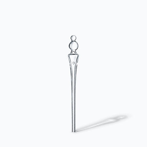 Pipette pour rhum Fleuron seule sur fond blanc, ombre portée