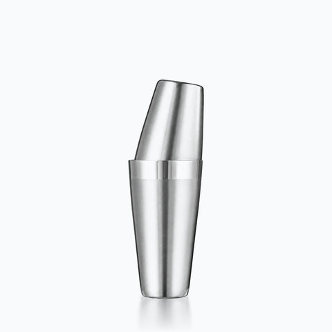 Shaker Boston inox, petit gobelet incliné emboîté dans le grand, acier brossé satiné et bandeau poli sous le buvant, fond clair