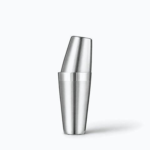 Shaker Serti en inox seul sur fond blanc, ombre portée
