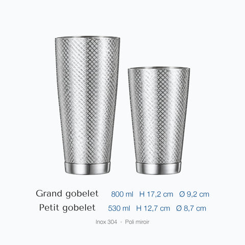Shaker inox Pavé : deux gobelets à quadrillage losangé côte à côte sur fond blanc, grand gobelet 800 ml, hauteur 17,2 cm, diamètre 9,2 cm