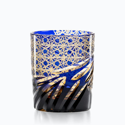 Verre Edo Kiriko Tourbillon, couleur bleu, sur fond blanc