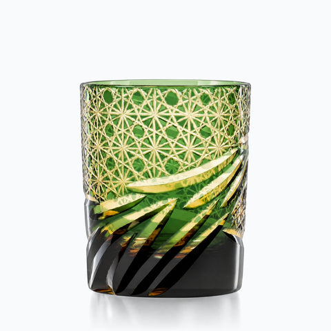 Verre Edo Kiriko Tourbillon, couleur vert, sur fond blanc