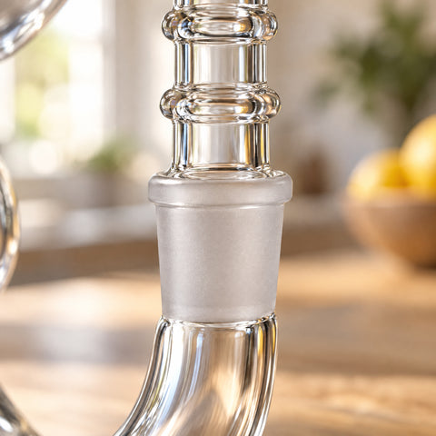 Gros plan sur le joint dépoli de la paille et du tube latéral du verre à cocktail Armoise, trois anneaux en relief