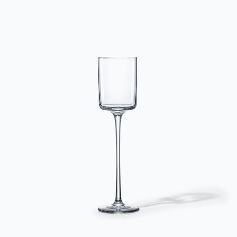 Verre à cocktail Semplice seul sur fond blanc, ombre portée