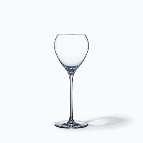 Verre à cocktail galbé Bilboquet seul sur fond blanc, ombre portée