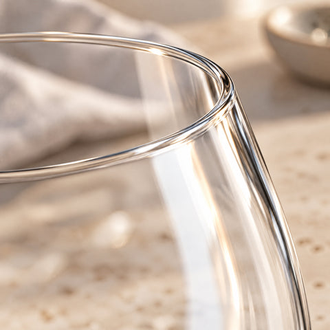 Gros plan à contre-jour sur le buvant fin du verre à vin Bourgeon, paroi galbée vers l'intérieur, fond blanc