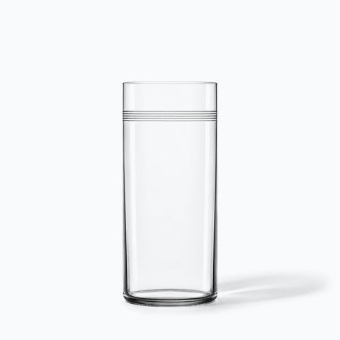 Verre à cocktail Ondée seul sur fond blanc, avec son ombre portée