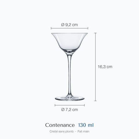 Verre à martini Pavillon coté sur fond blanc : hauteur 16,3 cm, diamètre 9,2 cm en haut et 7,2 cm à la base, 13 cl
