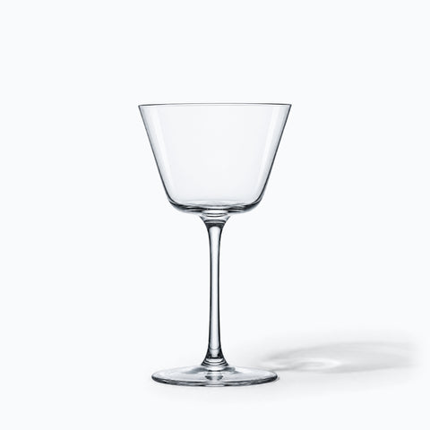 Verre à martini Crescendo seul sur fond blanc, avec son ombre portée
