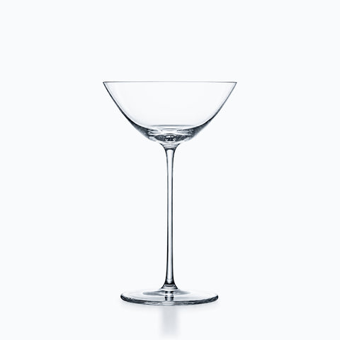Verre à martini évasé transparent, bol large et bas, longue tige fine, pied plat