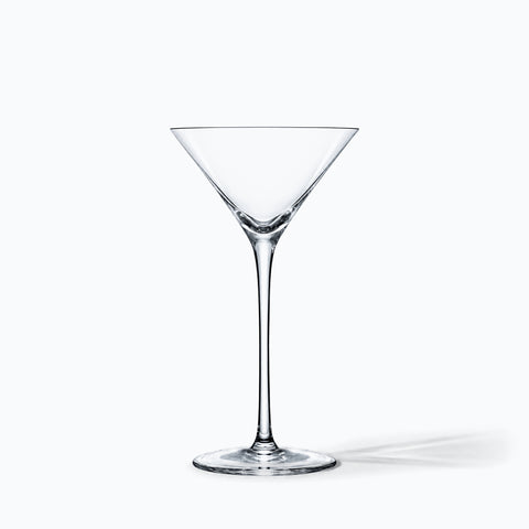 Verre à martini pied haut Aiguille en cristal transparent, seul sur fond blanc avec ombre portée