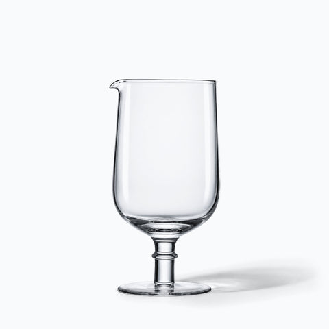 Verre à mélange à pied Balustre en cristal transparent, seul sur fond blanc avec ombre portée