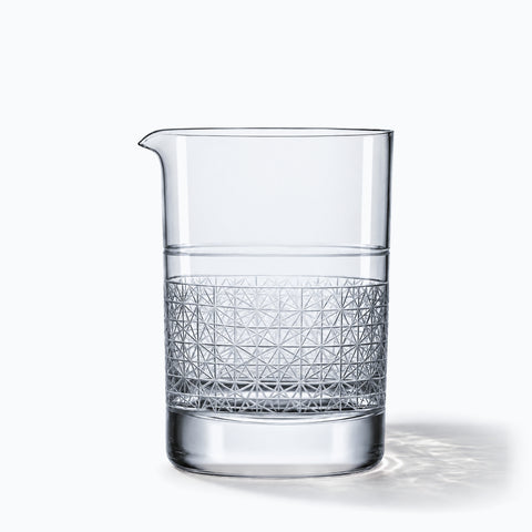 Verre à mélange Résille en cristal taillé, seul sur fond blanc avec son ombre portée
