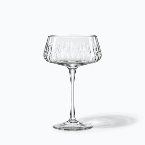 Verre à Pied Cocktail, avec son ombre portée, sur fond blanc
