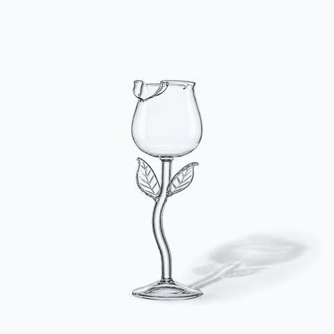 Verre à pied en forme de rose Églantine seul sur fond blanc, ombre portée