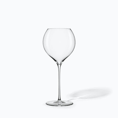 Verre à vin ballon Madrigal en cristal seul sur fond blanc, ombre portée
