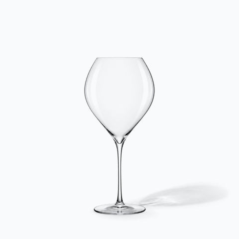 Verre à vin Mandorle en cristal seul sur fond blanc, ombre portée